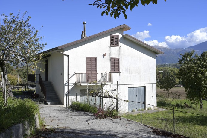 Casa Indipendente in Vendita a Laino Borgo 16 