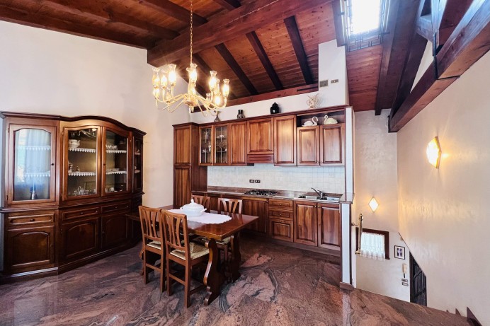 VILLETTA A SCHIERA con GIAR...