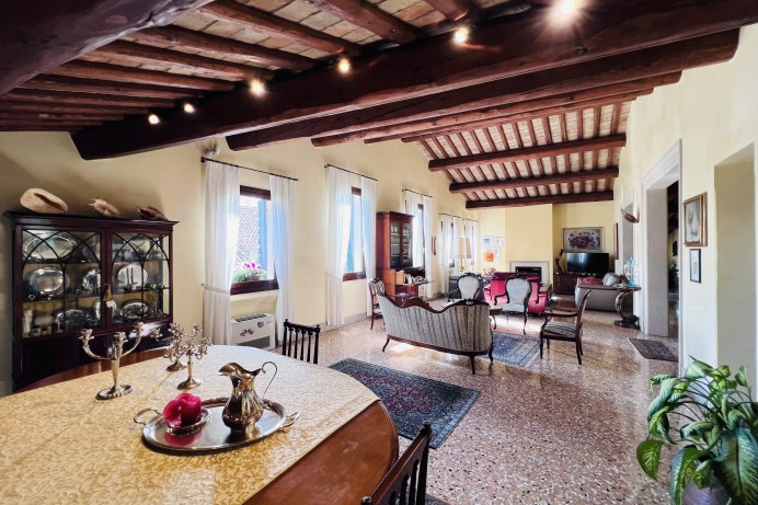 ATTICO PAZZESCO CON TRAVI A...