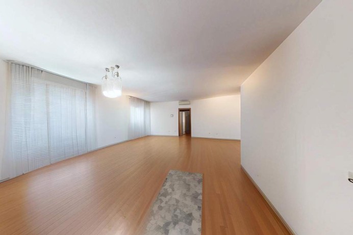 AMPIO TRILOCALE IN ZONA CRO...