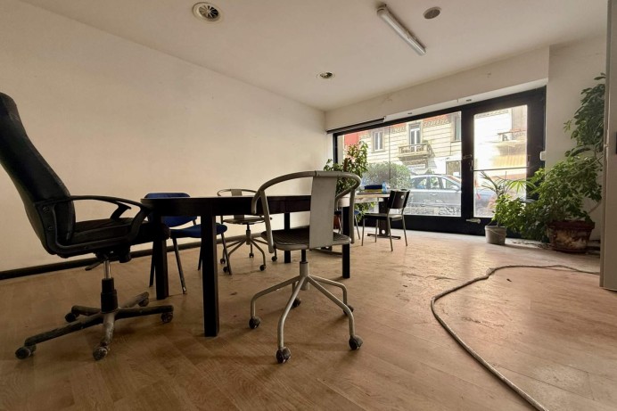 UFFICIO CON VETRINA SU STRA...