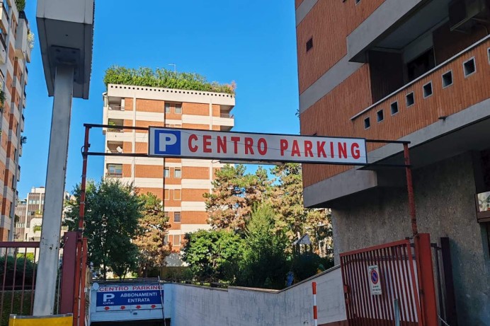 AMPIO BOX IN VIA BERGAMO