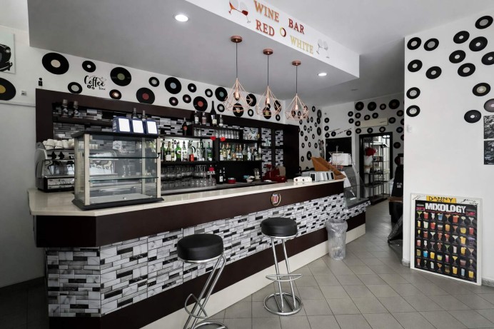 NEGOZIO CON VETRINE SU STRADA