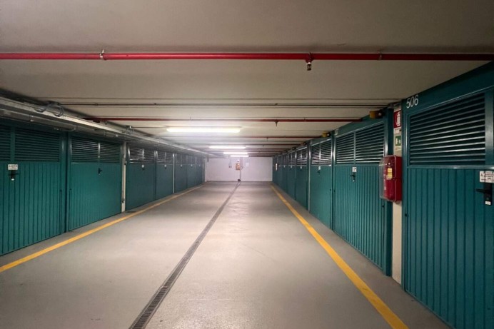 Box auto in vendita in Via ...