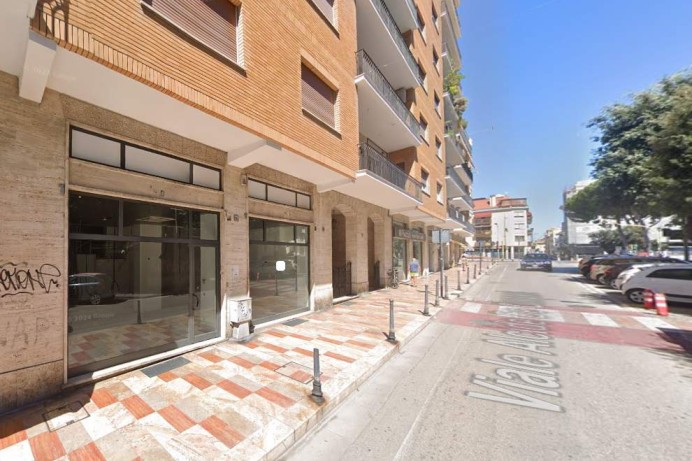 LOCALE COMMERCIALE IN VIALE...