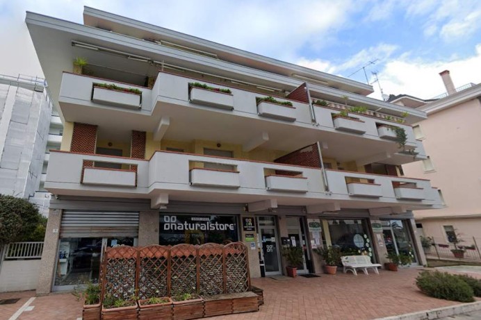 LOCALE COMMERCIALE IN VIA L...