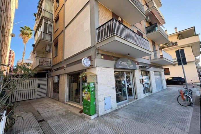 LOCALE COMMERCIALE IN VIA M...