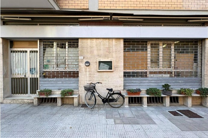 LOCALE COMMERCIALE IN VIA T...