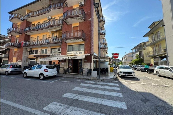 LOCALE COMMERCIALE IN VIA D...
