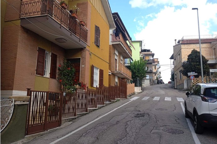 TRILOCALE IN VIA GIAN LOREN...