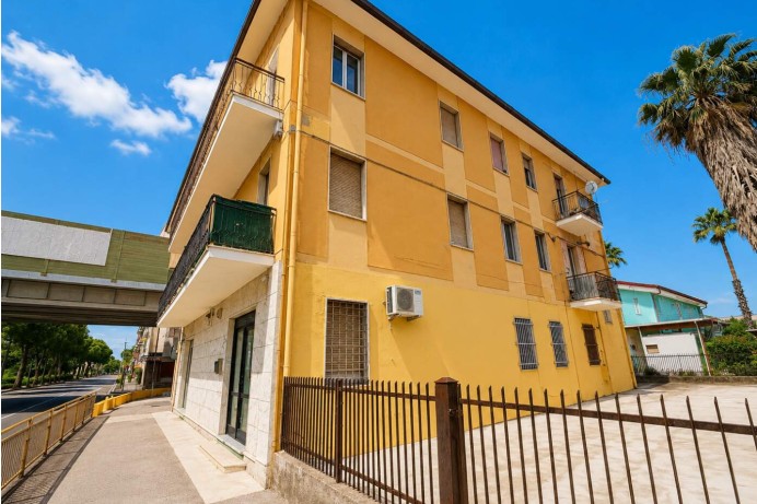 LOCALE COMMERCIALE IN VIA D...