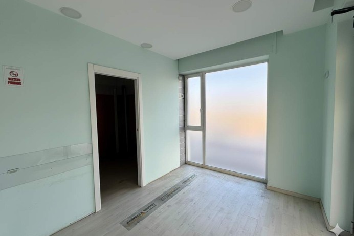 LOCALE COMMERCIALE IN VIA D...