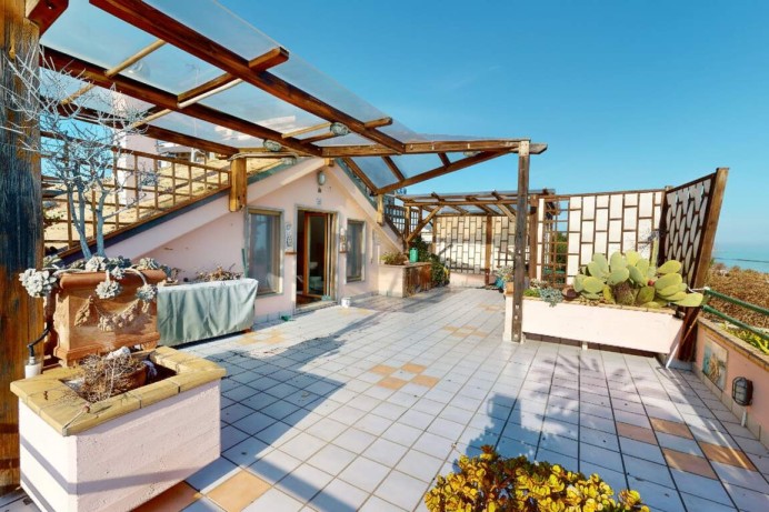 ATTICO CON AMPI TERRAZZI E ...