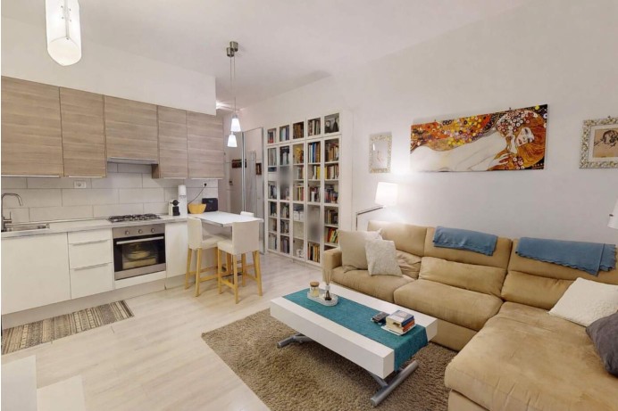 QUADRILOCALE IN VIALE ALCID...