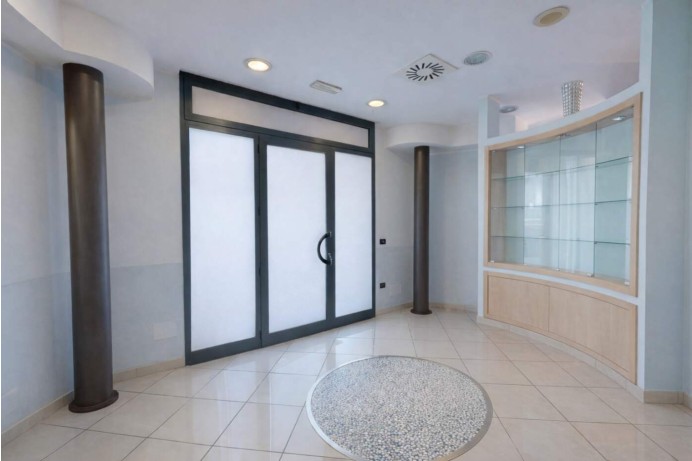 LOCALE COMMERCIALE CON ATTI...