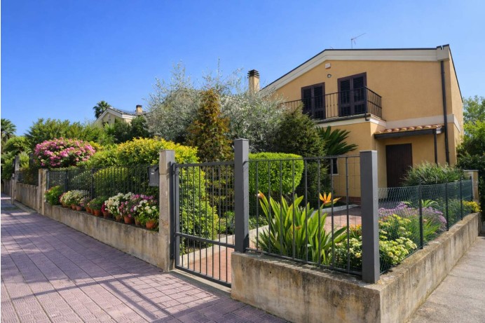 VILLA A SCHIERA IN VIA SAN ...