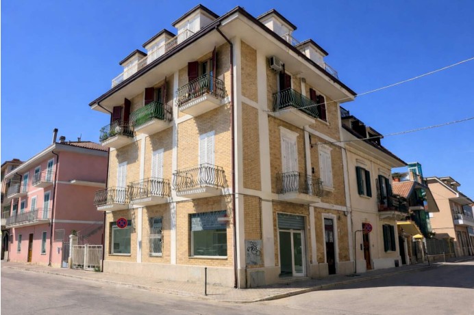 LOCALE COMMERCIALE NEL CUOR...