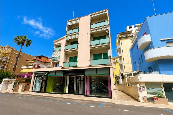 LOCALE COMMERCIALE IN VIA A...
