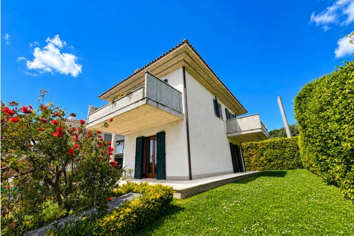 ESCLUSIVA VILLA IN VIA MIRA...