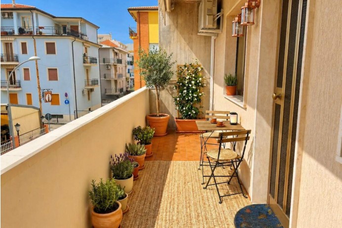QUADRILOCALE IN VIA DEI LAU...