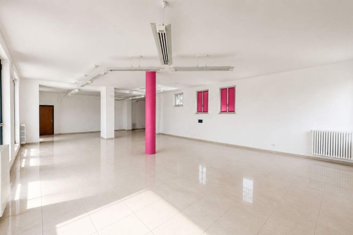LOCALE COMMERCIALE IN VIA E...