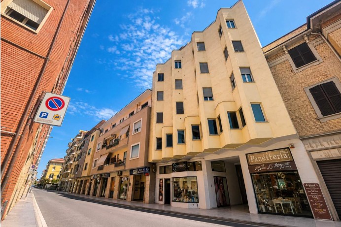 LOCALE COMMERCIALE IN VIA M...