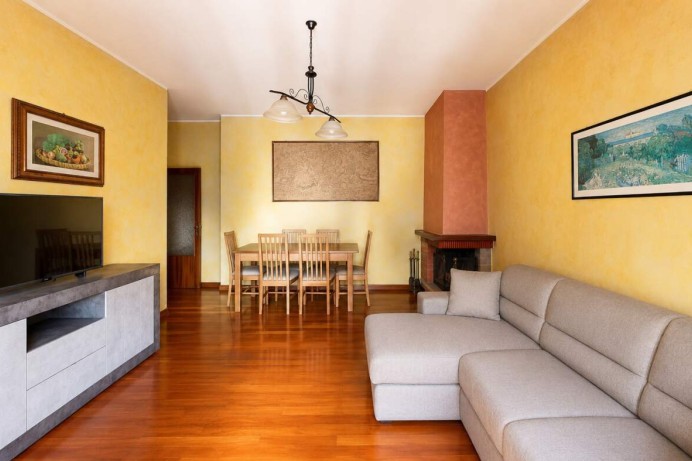 APPARTAMENTO IN VIA ESINO, ...