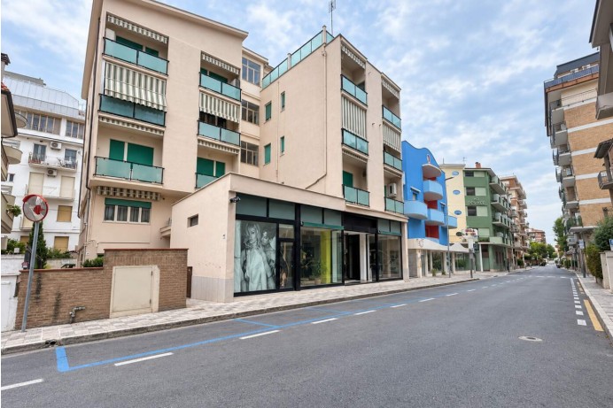 LOCALE COMMERCIALE IN AFFIT...