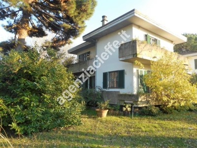 Ronchi, graziosa villetta in b...