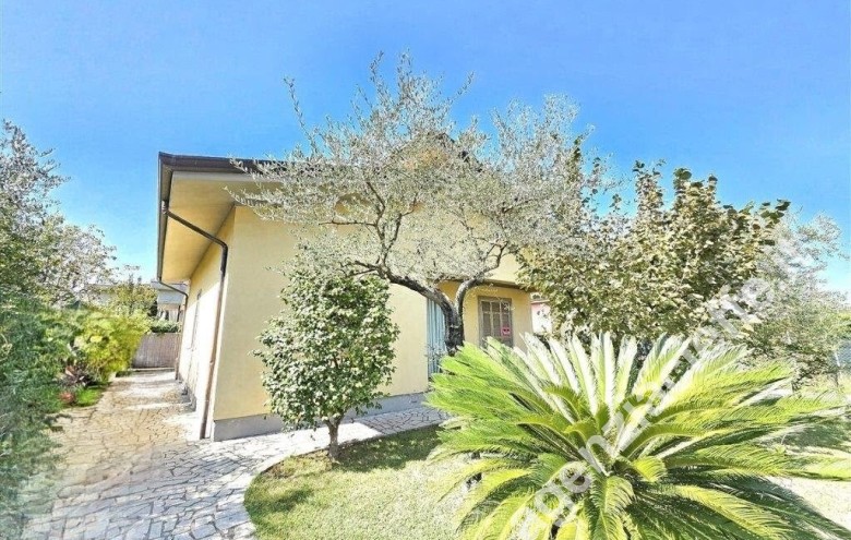 Villa - villetta in vendita a Marina Di Massa (Massa) - Foto 1