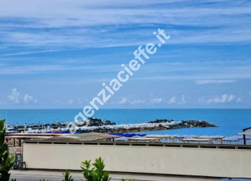 Marina di massa, in posizione 