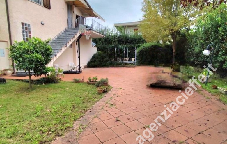 Casa bi-trifamiliare in vendita a Marina Di Massa (Massa) - Foto 1