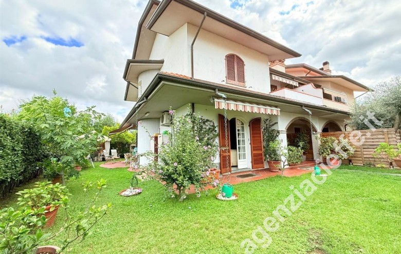 Casa bi-trifamiliare in vendita a Marina Di Massa (Massa) - Foto 1