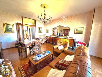 Massa, ampio appartamento in c...