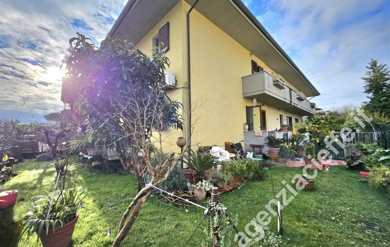Casa bi-trifamiliare in vendita a Marina Di Massa (Massa) - Foto 1