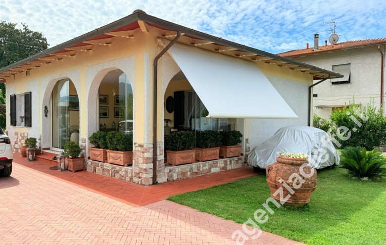 Villa - villetta in vendita a Marina Di Massa (Massa) - Foto 1