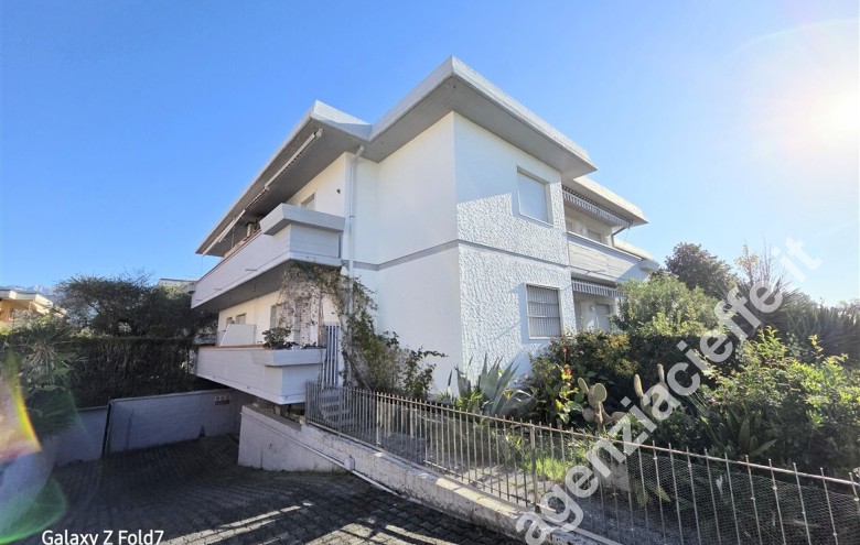 Appartamento in vendita a Marina Di Massa (Massa) - Foto 1