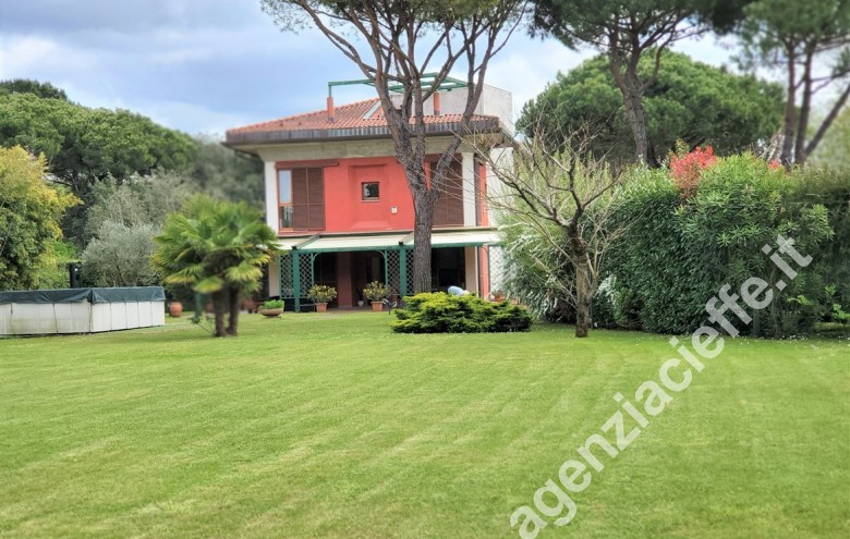 Villa bi-trifamiliare in vendita a Marina Di Massa (Massa) - Foto 2