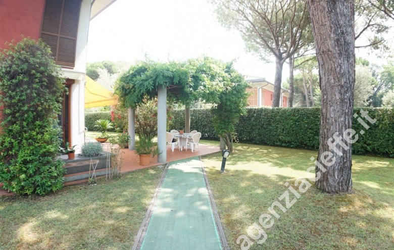 Villa bi-trifamiliare in vendita a Ronchi (Massa) - Foto 2
