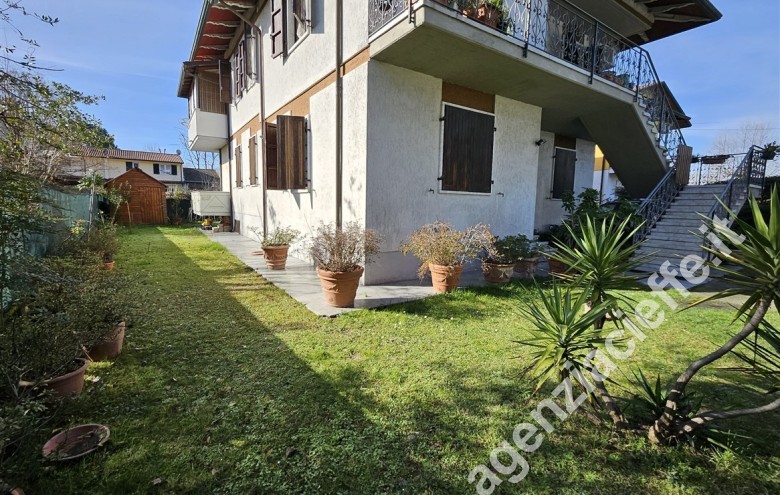 Casa bi-trifamiliare in vendita a Marina Di Massa (Massa) - Foto 1