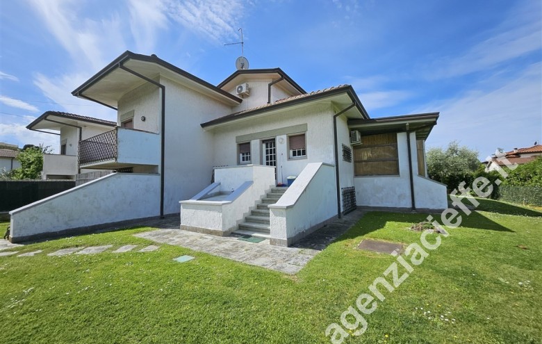 Casa bi-trifamiliare in vendita a Vittoria Apuana (Forte Dei Marmi) - Foto 1