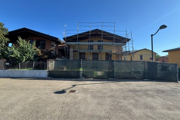 Villa Bifamiliare In Vendita A
