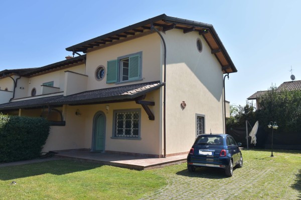 Villa Bifamiliare In Vendita A