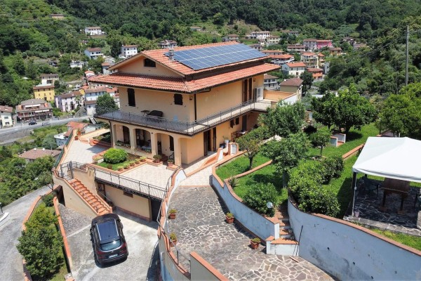 Villa In Vendita A Montignoso