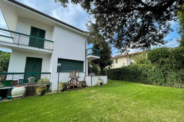 Villa Bifamiliare In Vendita A