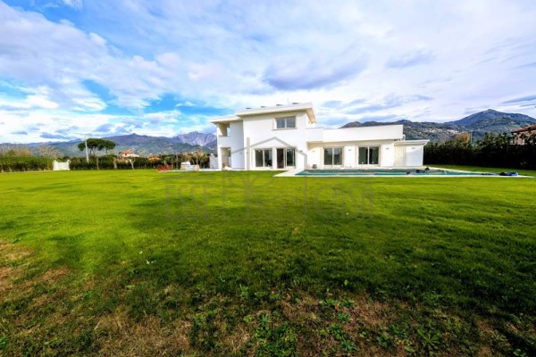 Villa In Vendita A Pietrasanta