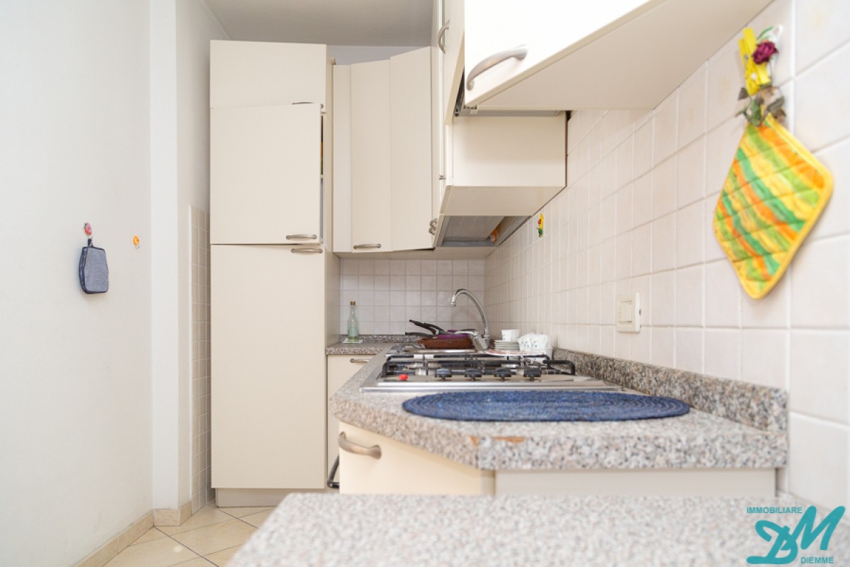 Cucina con lavastoviglie.