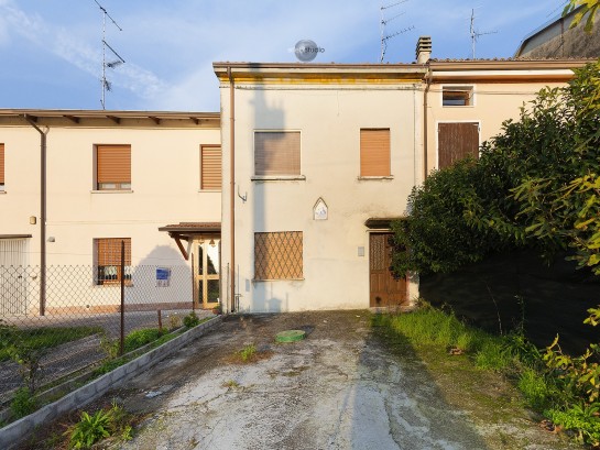 Casa indipendente con giardino