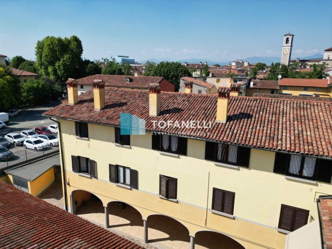 Trilocale con box auto e solai