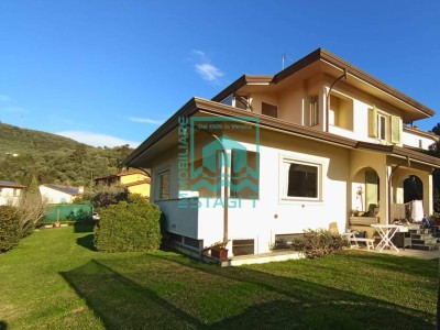 Carezzano Pianore: villa si...